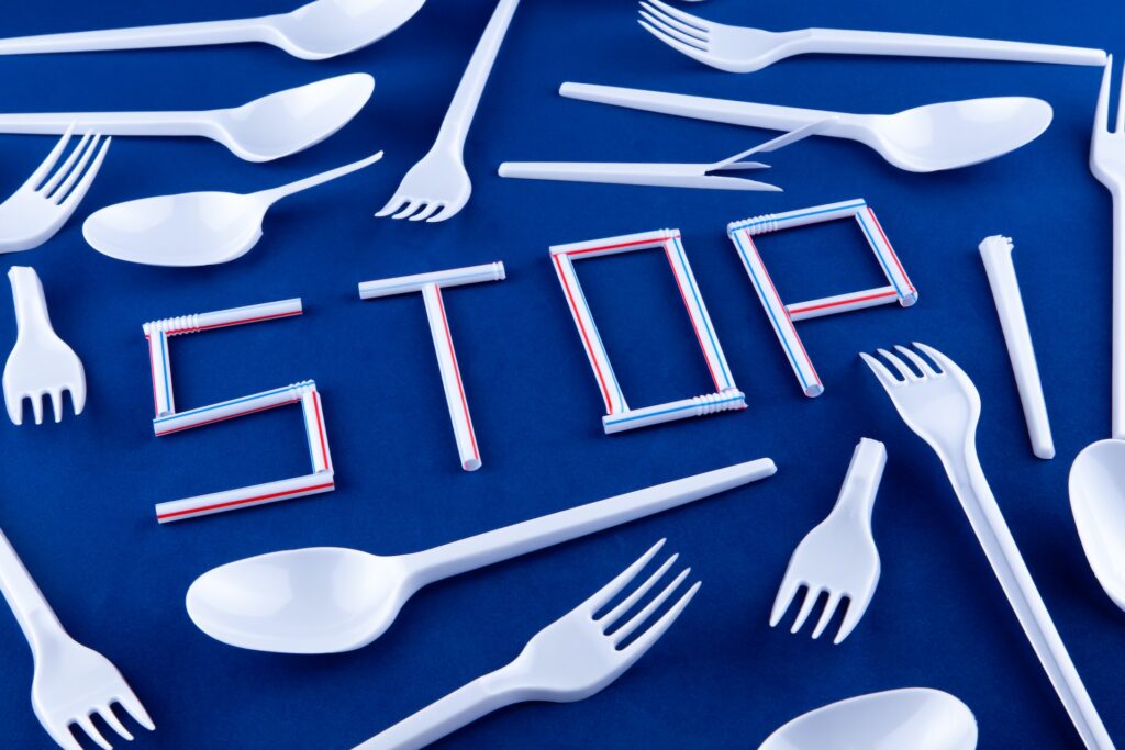England Takes Action Against Plastic Pollution by Banning Various Single-Use Plastics Food and Beverage Business England Takes Action Against Plastic Pollution by Banning Various Single-Use Plastics Policy, Processing and Packaging, single-use plastic, Transparency and supply chain Food and Beverage Business Plastic Pollution