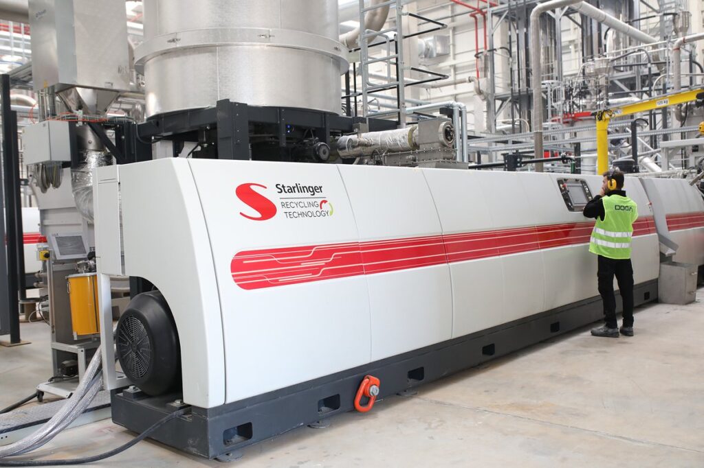 Doğa Launches New PET Bottle-to-Bottle Recycling Facility in Turkey Food and Beverage Business Doğa Launches New PET Bottle-to-Bottle Recycling Facility in Turkey beverage packaging, food and drink packaging, food and drink sustainable packaging, Machinery, Recyclability Food and Beverage Business