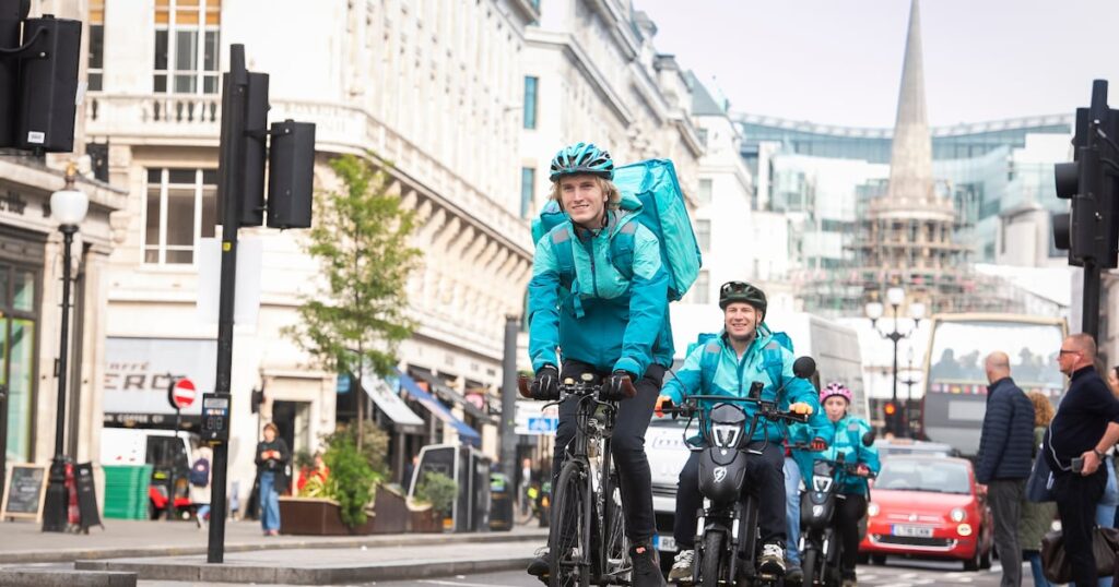 Deliveroo Supports DoorDash's £2.9 Billion Acquisition Bid acquisition, business news, customer support, DoorDash, financial news, food delivery, Here are some tags based on the title: Deliveroo, information, instruction, investment, Mergers and acquisitions, online, reply, tech industry, training, UK business Food and Beverage Business