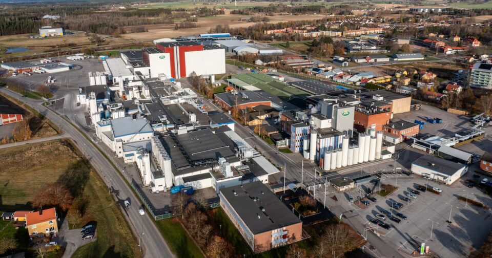 Arla to Inject €300 Million into New Cheese Facility in Sweden agribusiness, AGRO, Arla, Arla Foods, brand, cistern, company, Cooperative, dairy, Danish, editorial, emblem, firm, fresh, healthy, industrial, International, natural, Panel, Product, Proteins, semi, signage, signboard, Tank, tanker, Transport, wall, White Food and Beverage Business