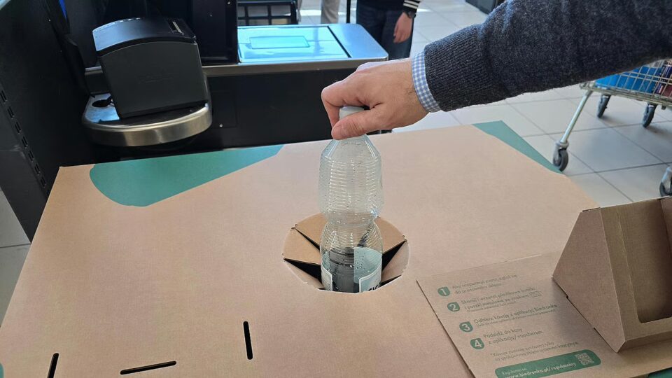 Mondi and Biedronka Launch Recyklobox: A Collaborative Step Towards Sustainable Deposits beverage packaging, circular economy, DRS, food and drink packaging, food and drink sustainable packaging, Food packaging, Returnable Food and Beverage Business