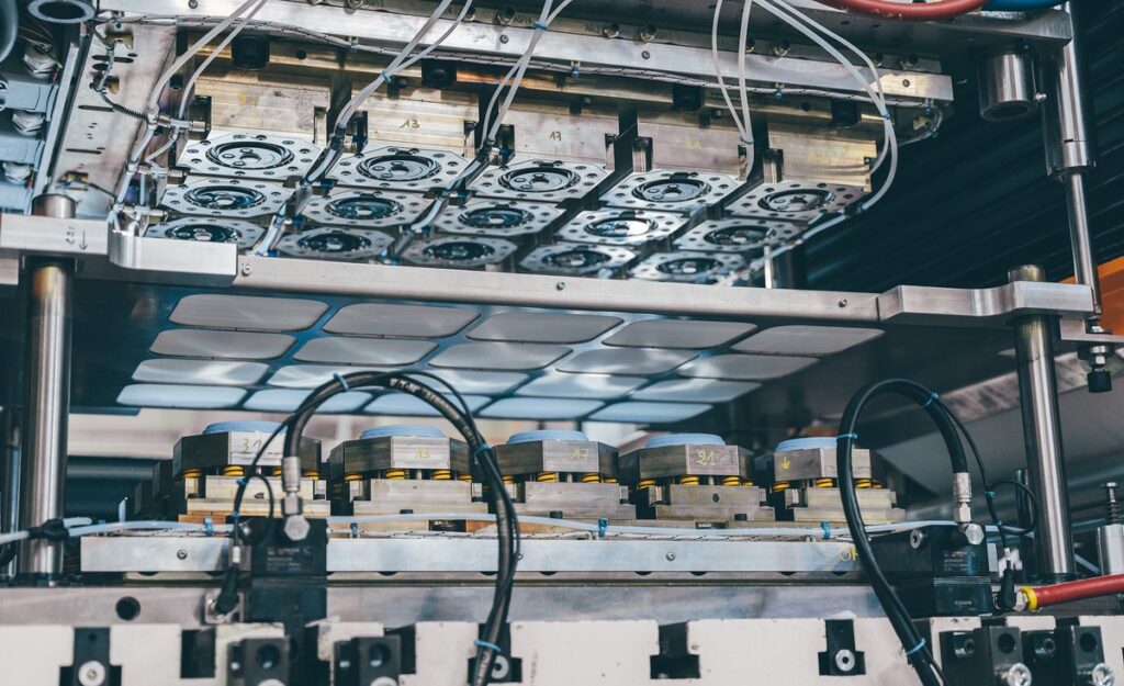 <h3>Transitioning from Plastic to Fiber: The Hébert Group and ANDRITZ Lead the Way in Dry Molded Fibre Innovation</h3><hr /> beverage packaging, Bio-based, food and drink packaging, food and drink sustainable packaging, Food packaging, Machinery Food and Beverage Business
