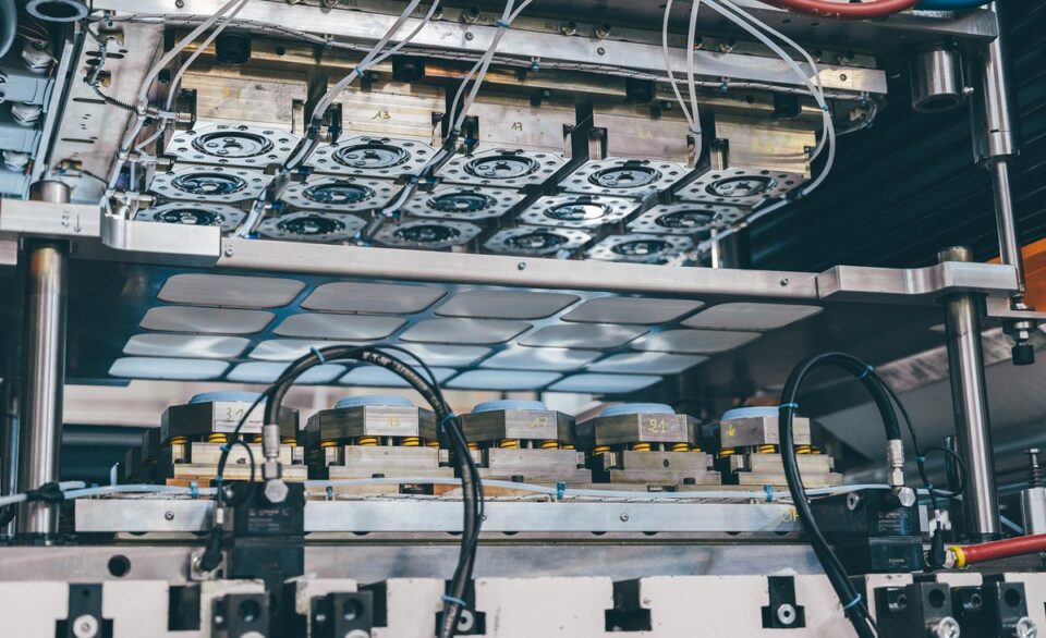 <h3>Transitioning from Plastic to Fiber: The Hébert Group and ANDRITZ Lead the Way in Dry Molded Fibre Innovation</h3><hr /> beverage packaging, Bio-based, food and drink packaging, food and drink sustainable packaging, Food packaging, Machinery Food and Beverage Business